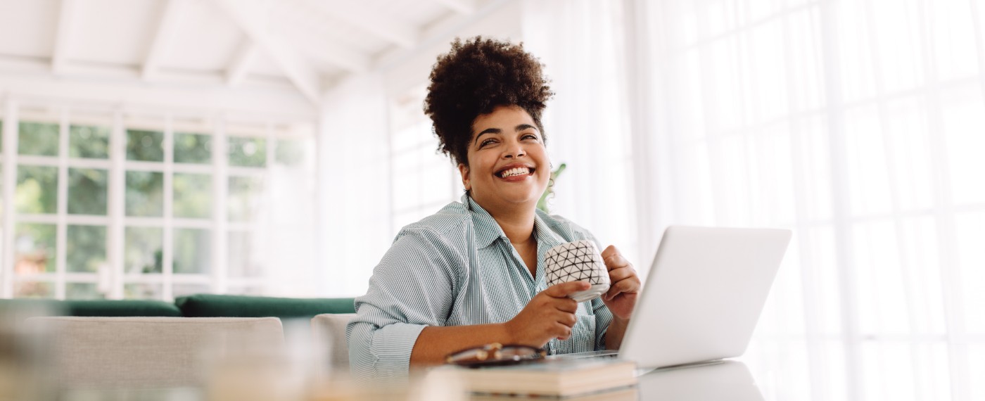 Frau mit Laptop – Online-Beratung Bodymed