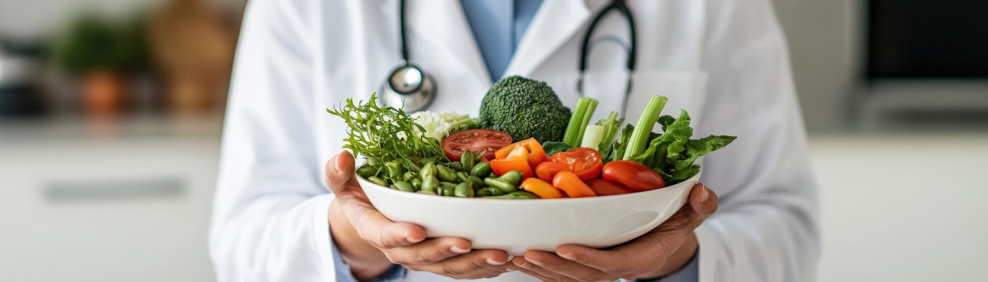 Arzt mit Schale – Medizinische Ernährungsberatung