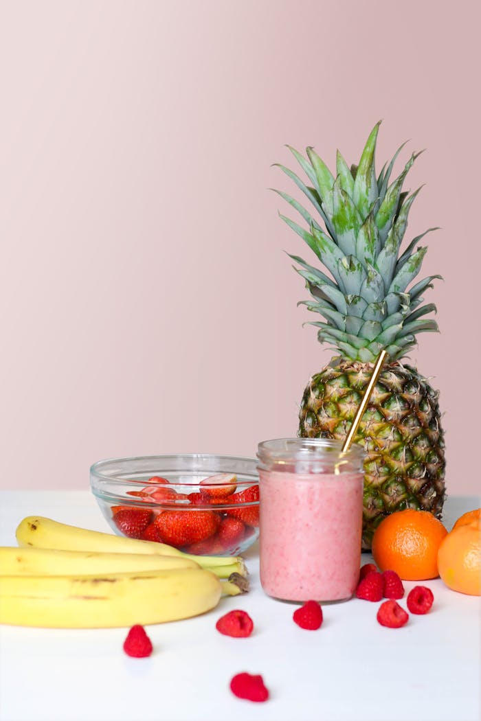 Frischer Erdbeer-Ananas-Smoothie mit Früchten